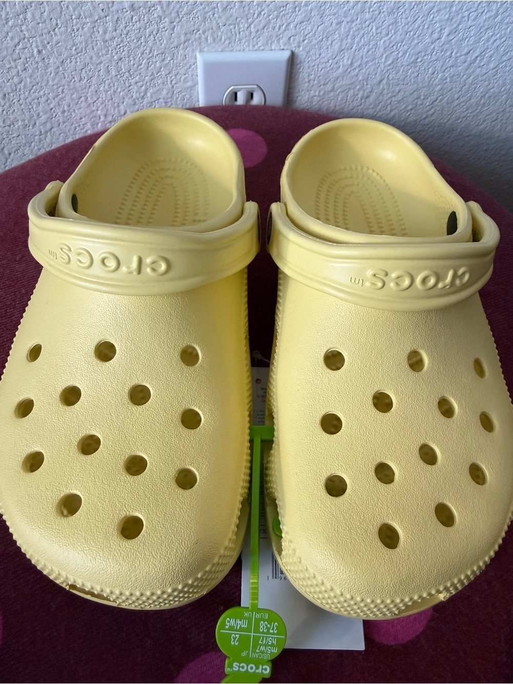 Crocs Classic Clog Butter Yellow Women’s 7 Men’s 5 NWT Lightweight Comfort
